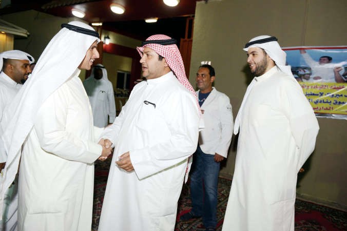 السلمان يرحب بالضيوف والى جانبه الشيخ صباح المبارك﻿