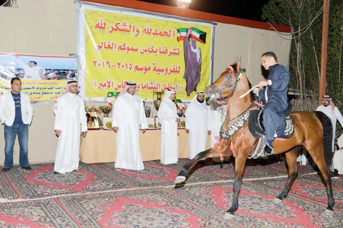 السلمان يتابع عرضا للخيل امام الحضور﻿