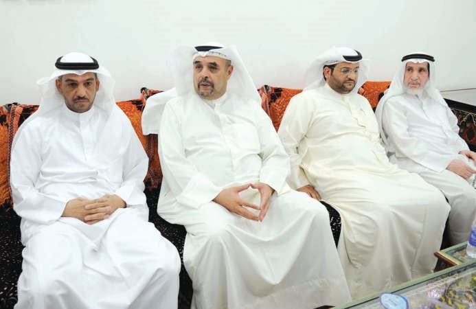 عبدالرحمن العنجري متوسطا الحضور خلال الندوة﻿
