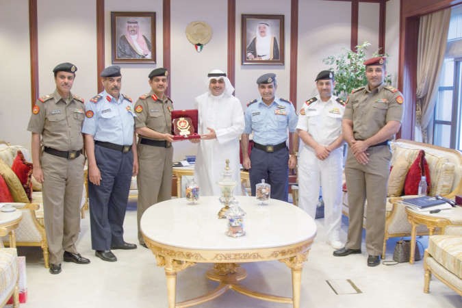 الشيخ احمد مشعل الاحمد خلال لقائه مع وفد من هيئة التفتيش العسكري برئاسة اللواء الركن بدر العوضي
