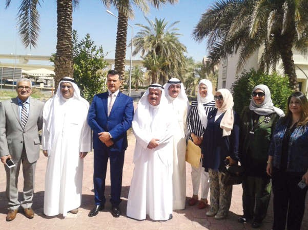 د جمال الحربي ودصلاح الشايجي وعدد من الحضور