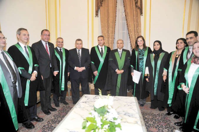الشيخة د سعاد الصباح مع وزير التعليم المصري د اشرف الشيحي ومجلس كلية الاقتصاد والعلوم السياسية خلال الحفل ﻿