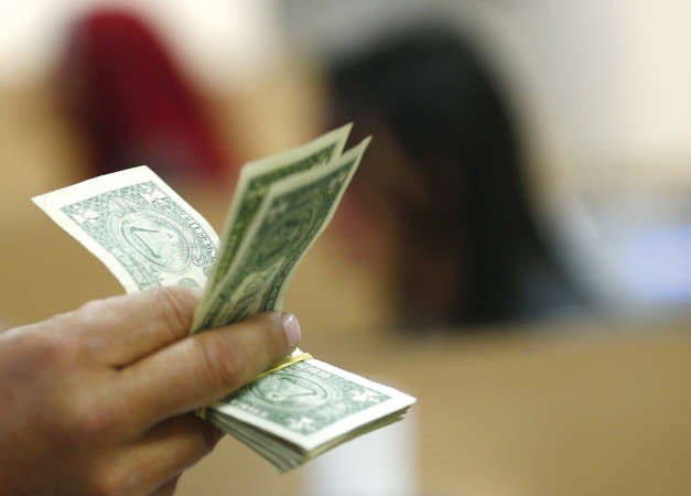 قفزات الدولار مستمرة في السوق السوداء وتقترب من مستويات جنونية رويترز