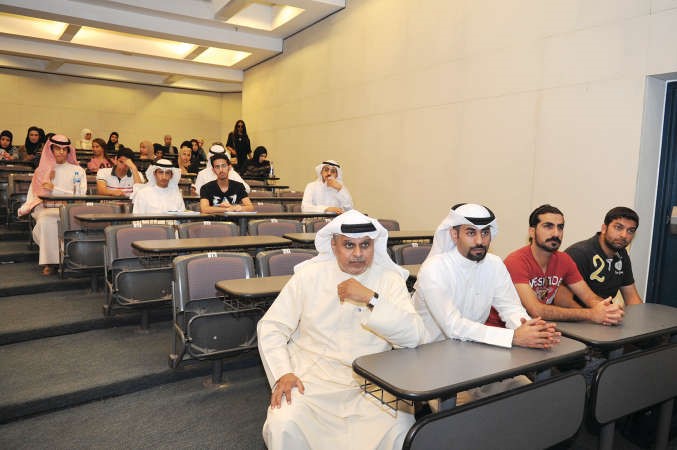 دمناور الراجحي متابعا فعاليات الندوة ﻿
