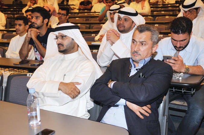 دمحمود الهاشمي ودعبدالعزيز الديحاني في مقدمة الحضور﻿