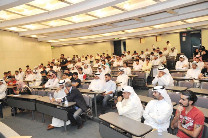متابعة كبيرة من طلاب وطالبات قسم الاعلام لفعاليات الندوة ﻿