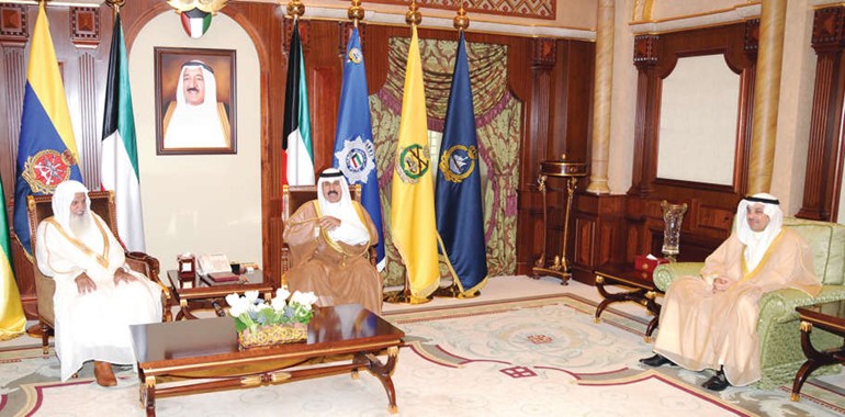 سمو نائب الامير الشيخ نواف الاحمد مستقبلا امام وخطيب المسجد النبوي علي بن عبدالرحمن الحذيفي بحضور الوزير يعقوب الصانع