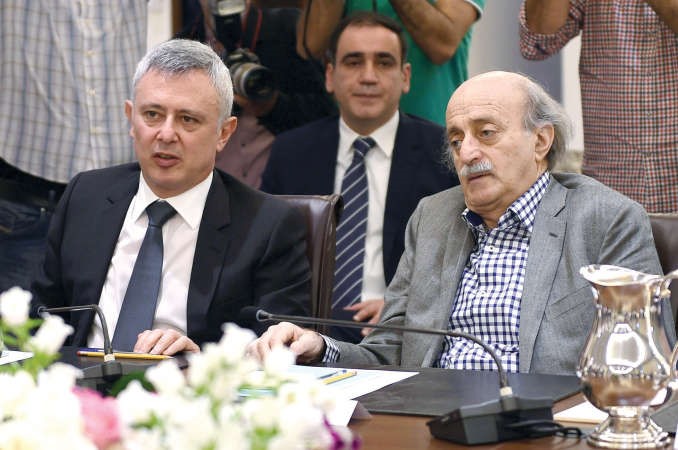 النائب وليد جنبلاط الى جانب المرشح الرئاسي سليمان فرنجية على طاولة الحوار في عين التينة امس محمود الطويل 