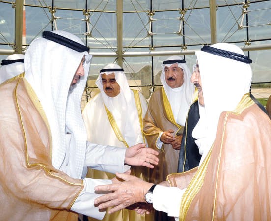 صاحب السمو الامير وفي وداعه الشيخ محمد العبدالله والشيخ جابر العبدالله والشيخ فيصل السعود﻿