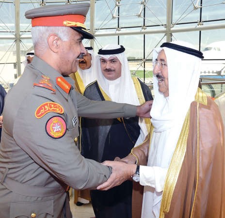 صاحب السمو الامير مصافحا رئيس هيئة الاركان العامة الفريق الركن محمد الخضر ﻿