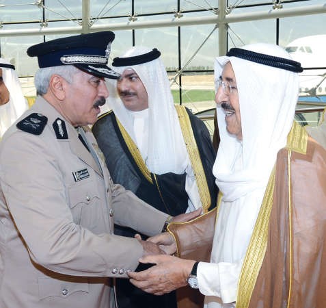صاحب السمو الامير الشيخ صباح الاحمد مصافحا اللواء دمحمود الدوسري﻿
