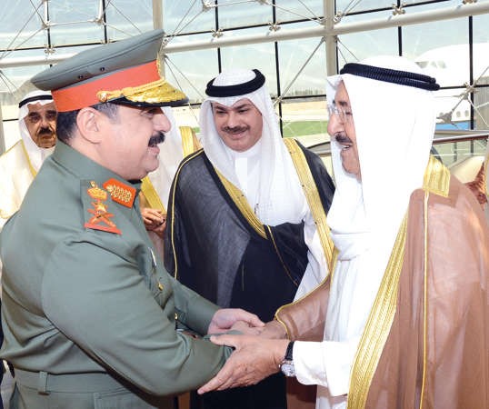 صاحب السمو الامير مصافحا الفريق الركن م هاشم الرفاعي﻿