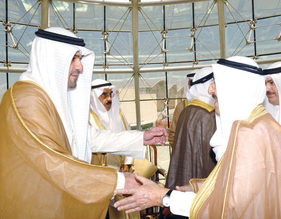 صاحب السمو الامير الشيخ صباح الاحمد مصافحا انس الصالح﻿