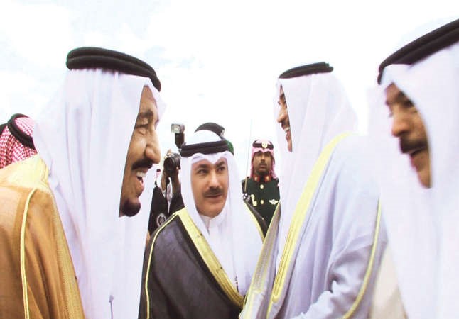 خادم الحرمين الشريفين الملك سلمان بن عبدالعزيز مرحبا بالشيخ محمد الخالد ويبدو الشيخ صباح الخالد والشيخ خالد العبدالله﻿