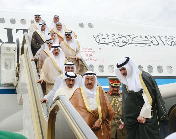 صاحب السمو الامير الشيخ صباح الاحمد لدى وصوله والوفد المرافق الى الرياض امس﻿