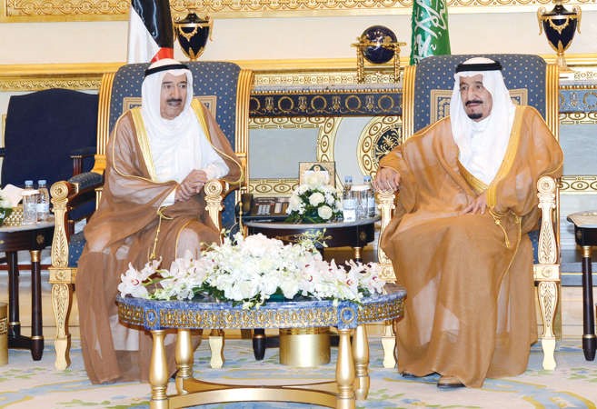 خادم الحرمين الشريفين الملك سلمان بن عبدالعزيز مستقبلا صاحب السمو الامير الشيخ صباح الاحمد﻿