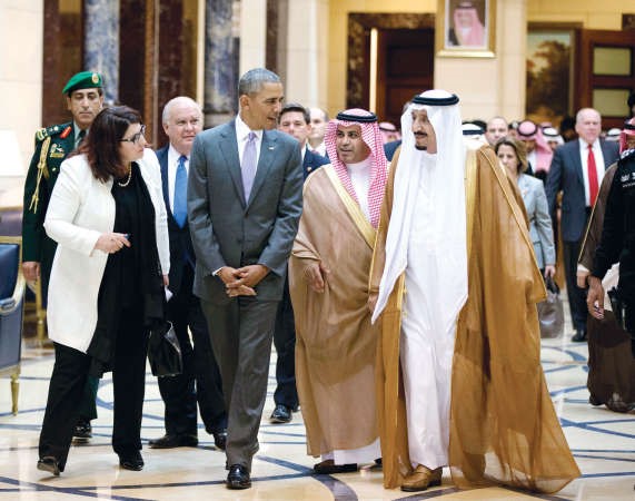 خادم الحرمين الشريفين الملك سلمان بن عبدالعزيز خلال استقباله الرئيس الاميركي باراك اوباما في الرياض امس 	 اب﻿