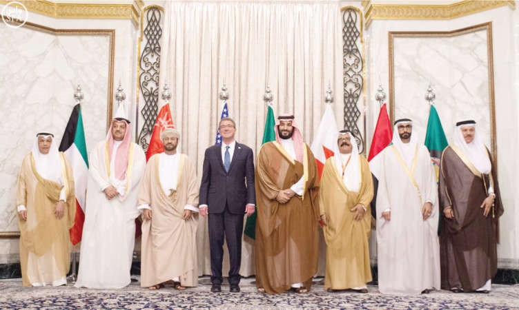 صورة جماعية لوزراء دفاع دول مجلس التعاون الخليجي ونظيرهم الاميركي وامين عام المجلس عقب اجتماعهم المشترك في الرياض امس 	واس﻿