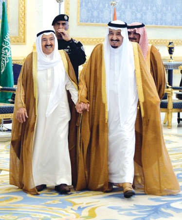 خادم الحرمين الشريفين الملك سلمان بن عبدالعزيز يدا بيد معصاحب السمو الامير الشيخ صباح الاحمد لدى وصول سموه الى الرياض امس للمشاركة في القمة الخليجية - الاميركية الثانية﻿