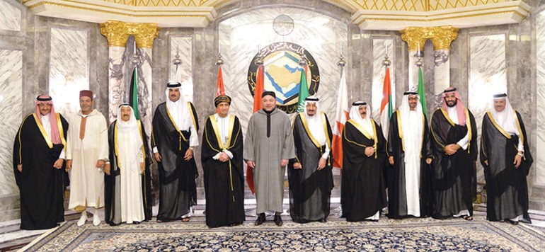 صاحب السمو الامير الشيخ صباح الاحمد وخادم الحرمين الشريفين الملك سلمان بن عبدالعزيز والعاهل المغربي مع قادة دول التعاون وممثليهم وبعض الحضور بالقمة في لقطة جماعية ﻿