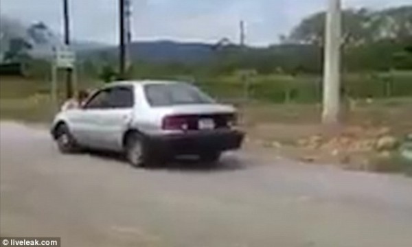 بالفيديو.. يقيد زوجته في السيارة عقابا لها على خيانته