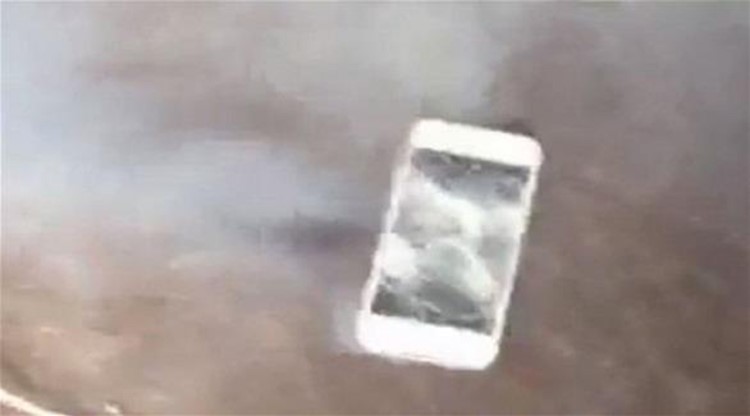 بالفيديو.. حطم هاتفه بمطرقة فانبعث الدخان الابيض وكانت هذه النتيجة