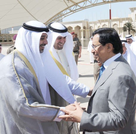 ممثل صاحب السمو سمو رئيس الوزراء الشيخ جابر المبارك ﻿﻿مصافحا الشيخ محمد العبدالله لدى مغادرته ﻿