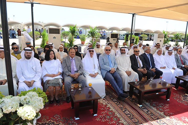 وزير التربية دبدر العيسى ومدير الجامعة دحسين الانصاري خلال تشييد الجدارية بالحرم الجامعي في الشويخ