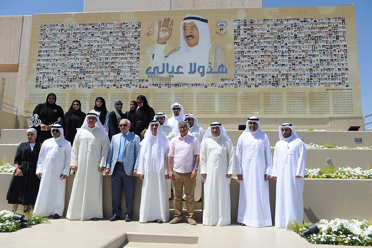 دبدر العيسى ودحسين الانصاري وعدد من الحضور امام النصب التذكاري