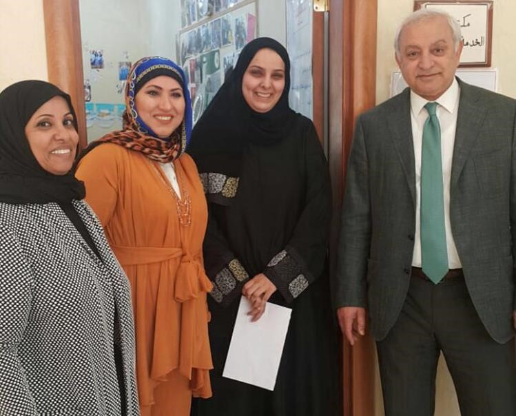 العيسى خلال زيارته لمدرسة سعدى بنت عوف