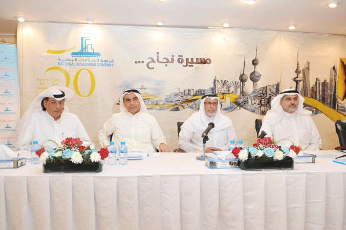 عبدالعزيز الربيعة وبجانبه دعادل الصبيح خلال الجمعية العمومية لشركة الصناعات الوطنيةقاسم باشا ﻿