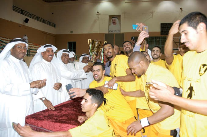 عبدالله الكندري يسلم كابتن الاصفر محمد سالمين الكاس
