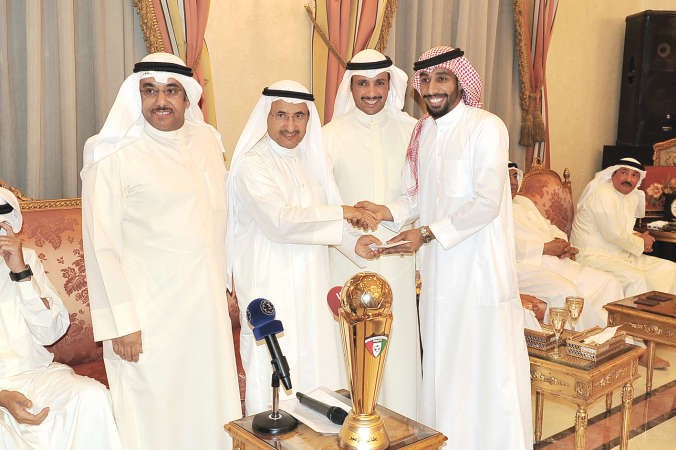 مشاري العنجري يكرم اللاعب فهد العنزي بحضور الغانم والفليج