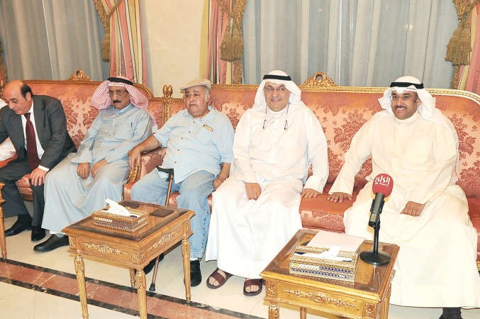 صلاح الفليج يتوسط محمد الصقر وحسين القطان