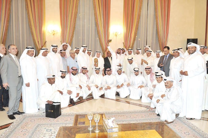 رئيس مجلس الامة الرئيس الفخري لنادي الكويت مرزوق الغانم وعزام الفليج يتوسطان اللاعبين المكرمين احمد علي