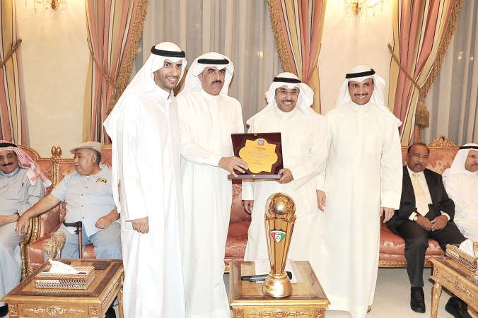 عبدالعزيز المرزوق وخالد الغانم يقدمان درع النادي لعزام الفليج بحضور رئيس مجلس الامة