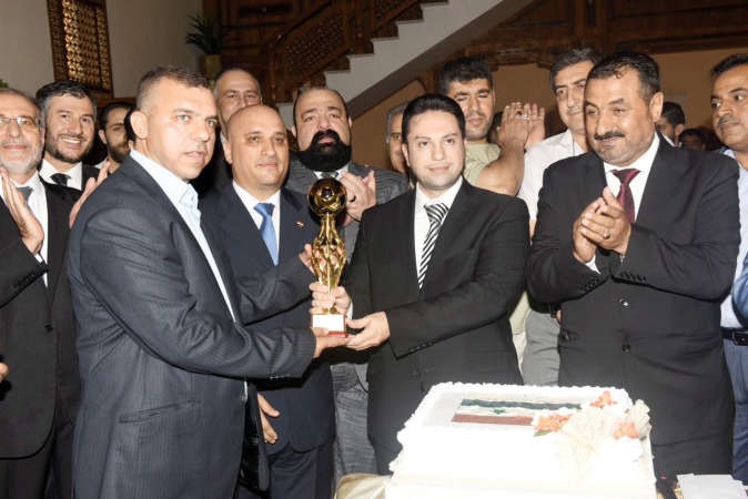 عنجريني مكرما المدرب عامر جديد 