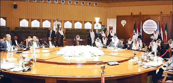 رئيس مجلس الوزراء بالانابة ووزير الخارجية الشيخ صباح الخالد خلال جلسة مشاورات السلام اليمنية