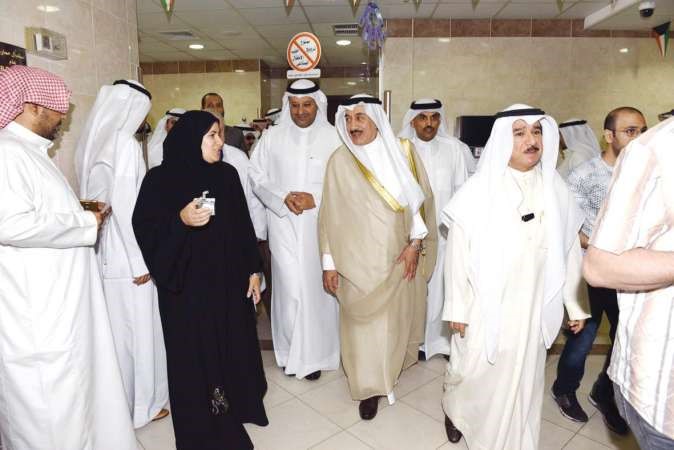 د علي العبيدي والفريق متقاعد فهد الامير وفيصل الدوسري خلال جولة داخل المركز