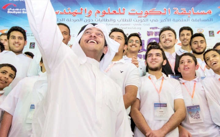 طلال جاسم الخرافي وسيلفي مع عدد من المشاركين﻿