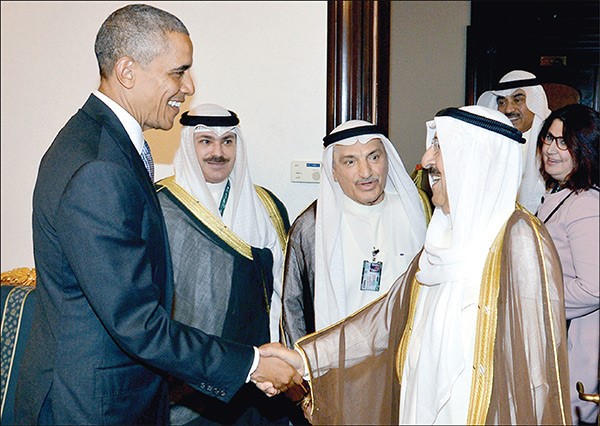 صاحب السمو الامير الشيخ صباح الاحمد مصافحا الرئيس الاميركي باراك اوباما قبيل اجتماعهما في قصر الدرعية بالرياض امس