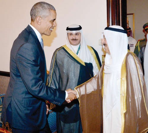 صاحب السمو الامير الشيخ صباح الاحمد مصافحا الرئيس الاميركي ويبدو الشيخ خالد العبدالله