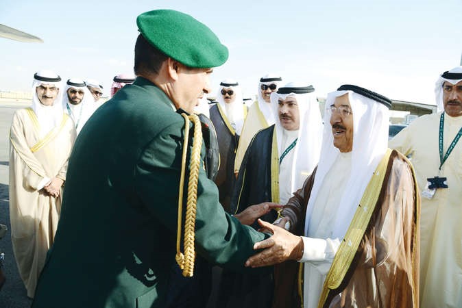صاحب السمو الامير مصافحا احد مودعيه