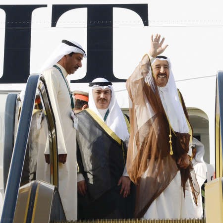 صاحب السمو الامير الشيخ صباح الاحمد محييا مودعيه لدى مغادرة سموه الرياض امس
