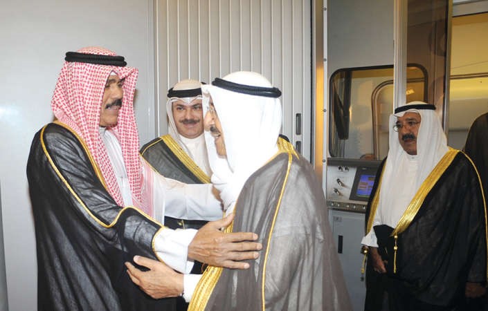 صاحب السمو الامير لدى وصوله وفى استقباله سمو ولي العهد والشيخ ناصر صباح الاحمد