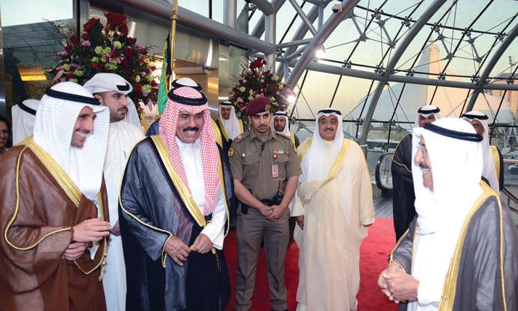 صاحب السمو الامير الشيخ صباح الاحمد لدى وصول سموه الى ارض الوطن وفى استقباله سمو ولي العهد الشيخ نواف الاحمد ورئيس مجلس الامة مرزوق الغانم