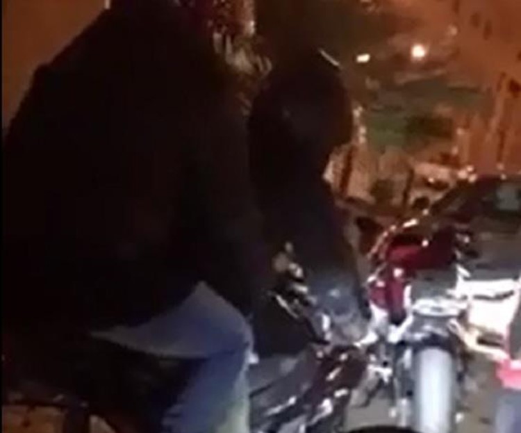 ضبط عشريني ظهر في فيديو يقود دراجة نارية بصحبة فتاة ترتدي ملابس غير ساترة في الرياض