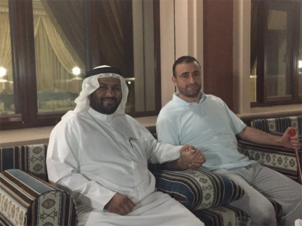 الشيخ مالك الحمود مستقبلا محمد الشراح في ديوان العائلة في ابو حليفة