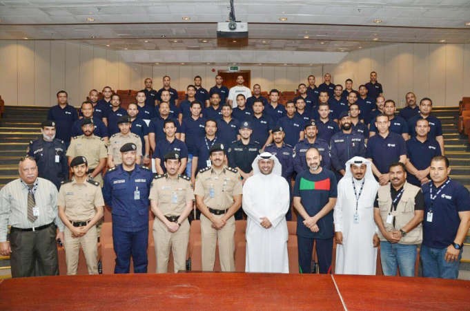 اللواء جمال الصايغ يتوسط المشاركين في الندوة﻿