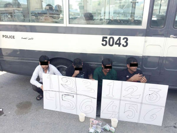 المتهمون في قبضة رجال الامن ﻿